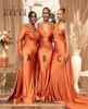 African Orange Red V Neck Plus Size Mermaid Bridesmaid Dresses Nigeria Girls Ruched Satin Wedding Gästklänning Sexig lång Maid av HO8278556