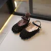 Девочки Сандалии цветок Balck Beige Wedding Elegant Sweet Kids Sliders для летней обложки, световая гибкая детская обувь 23-34 240321