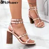 Abendschuhe Nietensandalen Mehrfarbiges Leder Designer-Stil Sommer Klassische Stile Benutzerdefinierte Farben Blockabsatz Runde Zehenabsätze