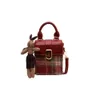 Дизайнерские роскошные модные сумки-тоут В этом году популярная сумка для мобильного телефона с текстурой красной сетки сумка через плечо маленькая сумка 2024 новая модная и универсальная портативная сумка через плечо b