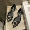 Sıradan Ayakkabı 2024 Yaz Yetişkin Plastik Sandalet Kadın Orta Kalın Topuklular Ins Moda Bayanlar Slip Olmayan Kare Düğme Saçlı Jöle Ayakkabı