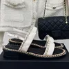 2024 zomer hete verkoop vrouwen strandsandalen peep toe met enkelgesp metalen ketting decor hoge kwaliteit echt leer vrouwelijke vakantie strandsandalen