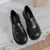 Freizeitschuhe Britische große runde Zehe kleine Lederfrau Anti-Rutsch-bequeme Derby-Wohnungen 41-43 Größe Patent-Loafer für Frauen