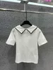 Europese stijl Letter Patch Fabric Bow korte mouwen T-shirt voor dames zomer 2024 Nieuwe niche unieke poppenhals gebreide top