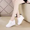 Zapatos deportivos de talla grande para mujer, zapatillas de cuña con cremallera lateral de cuero PU, informales, planas, con lentejuelas, fondo grueso, realce interno blanco