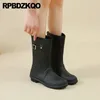 Botas de pesca Rainboots Chuva Borracha Mulheres Rodada Toe Buckle Mid Bezerro Equitação Deslizamento em Equestre Tamanho Grande Metal Jelly Sapatos PVC