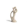 Figurine decorative Coppia semplice moderna Artigianato in resina Decorazione della casa Regali di nozze Soggiorno Figurina creativa in pietra arenaria dorata