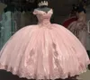 2021 Abiti stile Quinceanera rosa Abito da ballo Puffy Tulle Spalle scoperte Maniche in pizzo Appliques Perline Dolce 16 Abiti da ballo Evenin1631489