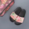 Luxusdesigner Sandalen Designer Pantoffeln für Herren Frauen Flats GEAL BOTHS Erdbeer -Moderutschen Gummi -Lederraum Haus Outdoor Mule Pantoufle Sliders
