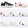 Breathable small white shoes French Couple Low Top Flat Shoes Women with Breathable V Shoes Men Casual Sneakers with Embroidered designer casual shoes t1
