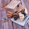 Tasarım Ahşap Çat Tie Düğün Katı Ekose Cep Meydanı Kufflinks Broş Bowtie Set takım elbise Erkekler Hanky ​​Ties Cadeau Homme240327