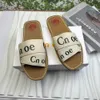 Designer Sandaler Luxury Women's Clogs Mule Flat Sandals Slide Letter tofflor tofflor Kvinnors rosa tofflor Summer Beach Platform Canvas HerringBone Shoes 2024
