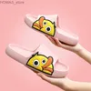 Hemskor Cartoon Duck Beach Slippers 2023 mode kvinnor män sommar utomhus tjock sula glider kvinnliga inomhus badrum icke-halkskor sandaler y240401