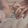 Серьги-кольца X7YA серебряного цвета с цветком, клипсы для ушей, без пирсинга для женщин и девочек, без пирсинга, искусственный хрящ