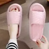 Heimschuhe Neue Herren Home Sandals Sommer Frauen Nicht-Schlupf-Flip Flops Mode koreanische Hausschuhe Beach Mans Slides Sports Sandalias Y240401