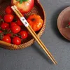 Chopsticks eleganta sushi -nudlar spetsiga trähushållsgortabellköksredskap