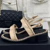 2024 Zomer hete verkoop Women Beach Sandalen Peep Toe met enkelgesp riem metalen ketting Decor Hoogwaardige Lederen Vrouwelijke Vacatievakant Sandalen