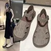 Kadınlar için sıradan ayakkabılar nefes alabilen kapalı ayak parmağı sandaletleri yaz topuklu takım elbise kadın bej yumuşak düşük kızlar siyah moda 2024 katı