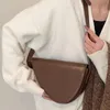 Axelväskor hög trend franska fin design handväska för kvinnor en enda oregelbunden fast färg underarm crossbody