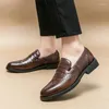 Chaussures décontractées pour hommes d'affaires rétro britanniques, mocassins de marche formels pour jeunes hommes, mocassins d'extérieur de haute qualité, mode Oxford 2024