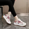 Casual Shoes 2024 Spring/Summer Sports Breattable Mesh Women's Street Shooting Trend Thick Sole ökad slitstyrka