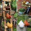 Decorações de jardim estatuetas de galo engraçado arte artesanato plug in resina presente de inauguração pátio frango sentado na cerca figura