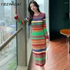 Casual Dresses Winter Dress 2024 Färgglada randiga stickade långärmade kvinnor O Neck Pullover Slim Over Knee Midi Korean T-shirt