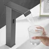 Rubinetti per lavandino del bagno Sensore a infrarossi Rubinetto per lavabo Cascata Miscelatore a induzione intelligente Montaggio su piattaforma Pistola per rubinetto dell'acqua Movimento touchless grigio