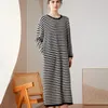Lässige Kleider Lazy Fashion Stripes Reines Kaschmirkleid für Frauen Herbst und Winter Koreanischer lockerer mittellanger Strickrock