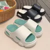 Hemskor 2023 Kvinnor tofflor Platform 5cm Soft Air Cushion Slippers Eva Men tofflor Fashion Flip Flops Outdoor Shoes Par Shes 35-45 Y240401