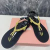 Designer-Schuhe, Damen-Sandalen, Hausschuhe mit flachem Boden, Flip-Flop-Diamant-Sandalen, bequeme Hausschuhe, dicke Seil-Sandalen, flache Strand-Sandalen, schwarze Außensohle, minimalistisch