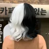 Парики Cruella Half Black White Wig с челкой женские девушки короткие вьющиеся волнистые парики черно -белые парики костюм Halloween Cosplay