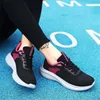 Scarpe casual di grandi dimensioni Stocking Goods Vulcanize Sneakers da donna traspiranti Visitatori sportivi grazie al fresco reale