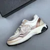 Designer Women Sports Sneakers 23SS Tidig vårserie Små doft Metal Casual Shoes