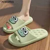 Hemskor Summer Womens tofflor BathTub Thick Platform Anti Slip Home Cute Frog Cartoon Flip Beach Sandaler Kvinnor Slippare inomhus och utomhus Y240401