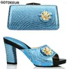 Scarpe eleganti da donna italiane di colore blu e set di borse decorate con strass abbinati con tacchi di alta qualità