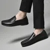 Scarpe casual da uomo 2024 slip on di alta qualità in pelle da uomo primavera e autunno solido conciso tacco basso lavoro confortevole