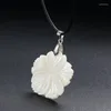 Pendant Necklaces Natural White Mother of Pearl Shell Carving Daisy Flower MOP Necklace Seashells Craft Decoration Woman Jewelry Gift