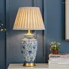 Lampy stołowe Wysokiej jakości ulga Niebieska i biała porcelanowa ceramiczna lampa biurka Jingdezhen łóżko dla sypialni salonu