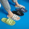 Hausschuhe Neue Badezimmer Pantoffeln Frauen Home Slipper Nicht-rutsches Wasser undichte Hausschuhe Sommer Beach Flip Flops bequeme Eva Weiche Sohle-Folien Y240401