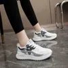 Casual Shoes 2024 Spring/Summer Sports Breattable Mesh Women's Street Shooting Trend Thick Sole ökad slitstyrka