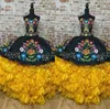 2022 Винтажное черно-желтое платье Quinceanera в мексиканском стиле с цветочной вышивкой и оборками без бретелек на шнуровке Sweet 15 Girls Charro7490875