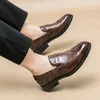 Scarpe casual da uomo d'affari inglesi retrò giovanili formali da passeggio da uomo mocassini da esterno di alta qualità 2024 moda uomo Oxford