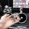Bobble Head Toys Wednesday Addams Presentfordon levererar kreativa biltillbehör härliga kyssande par dockor Dashboard Figur