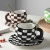 Tasse à café et soucoupe en damier peintes à la main, service à thé personnalisé en céramique sous glaçure, micro-ondes, lave-vaisselle, cadeaux mignons 240328