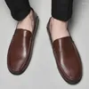 Chaussures décontractées en cuir pour hommes, de haute qualité, à enfiler, solides, concises, à talons bas, confortables, pour le travail, printemps et automne, 2024