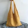 Axelväskor stor kapacitet retro stickad handväska med enkelt elastiskt nät ihåligt kvinnors milda tröja shoppingväska