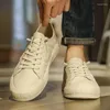 Casual skor europeiska män våren ungdom high end cool vit platt skateboard pojke sneakers