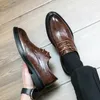 Crocing skor krokodilmönster män 2024 ankomst mäns oxfords skor läder mode brogue pekade tå sko