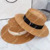 Chapeau de paille de styliste d'été pour hommes et femmes, chapeau de plage unisexe, tresse d'herbe, Protection solaire, seau plat à la mode